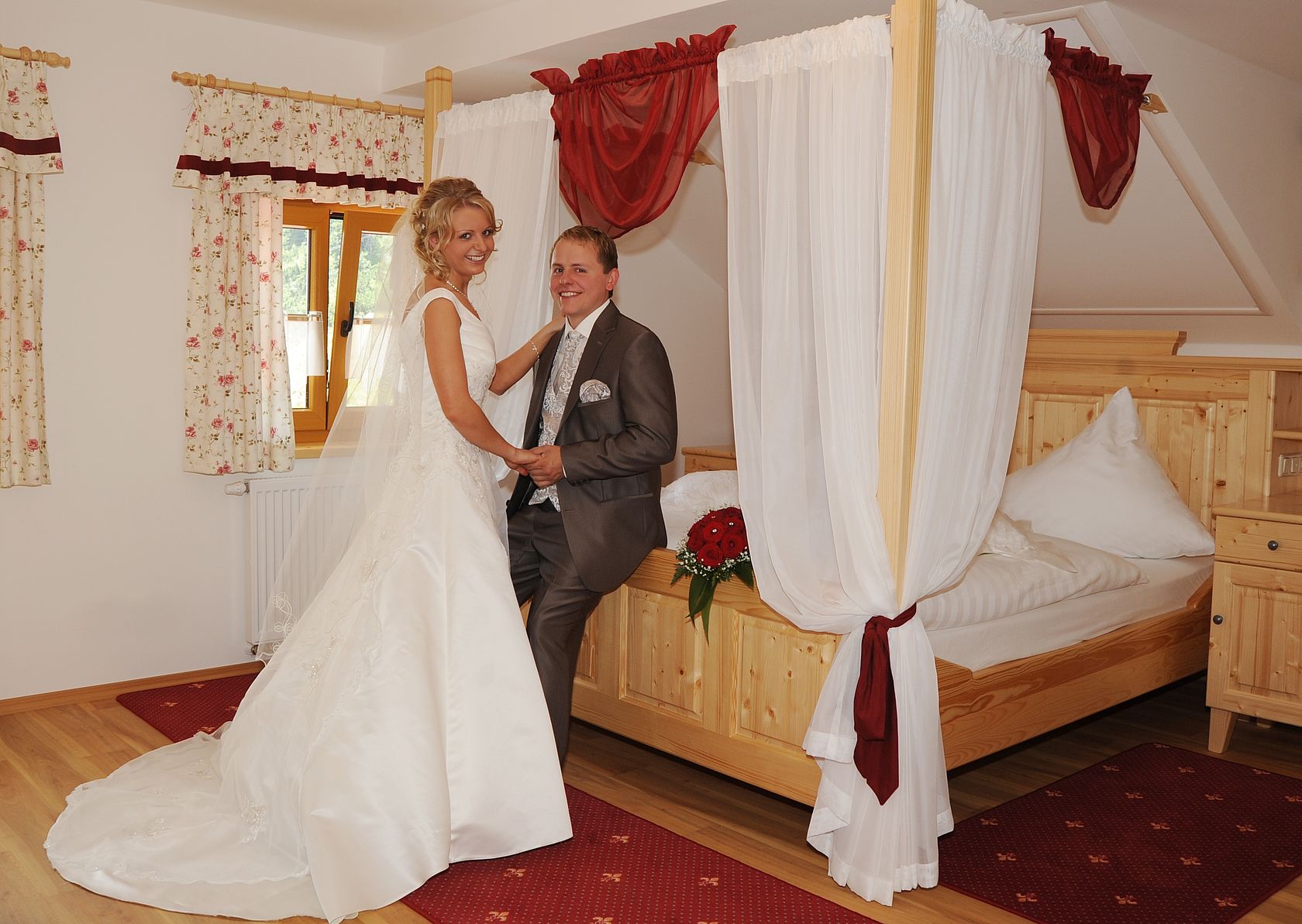 Brautpaar im Hochzeitszimmer des Arberschutzhauses am Großen Arber
